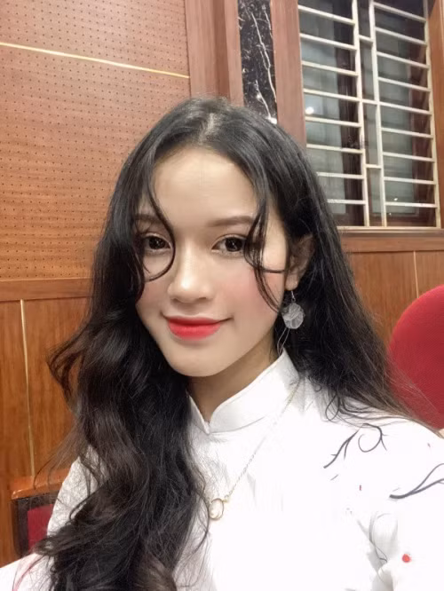 Ở những bức ảnh cận cảnh, nữ giáo viên làm cư dân mạng kinh ngạc vì các đường nét sắc sảo cùng sống mũi thanh tú trên gương mặt.