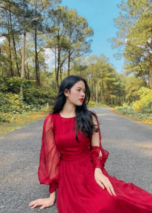 Không chỉ giống nhau về nhan sắc, cô giáo Thu Thủy và Hoa hậu Đỗ Thị Hà đều sinh ra và lớn lên tại vùng đất miền Trung có khí hậu khắc nghiệt. Ảnh: Tổng hợp