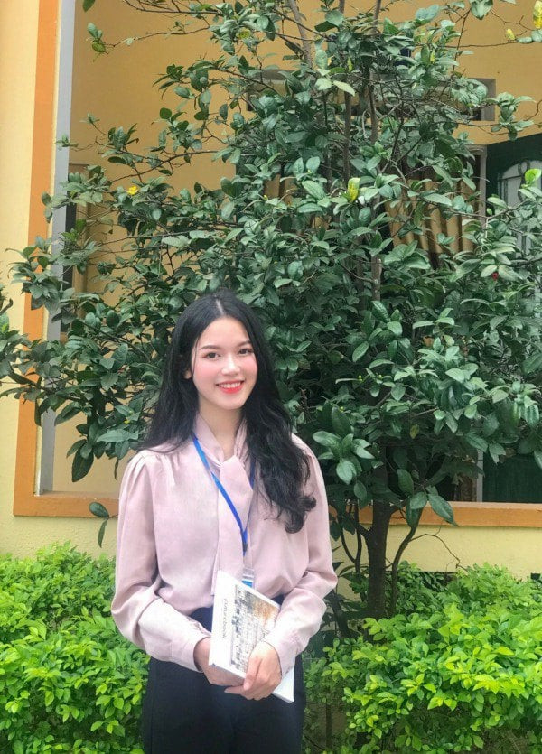 Nụ cười tươi, làn da trắng mịn, vóc dáng mảnh mai và nhỏ nhắn của hai người đẹp đều rất giống nhau.