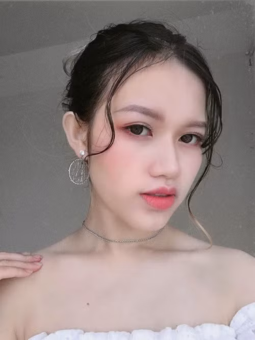 "Bản sao Hoa hậu Đỗ Thị Hà" sở hữu làn da trắng hồng tự nhiên rạng ngời.