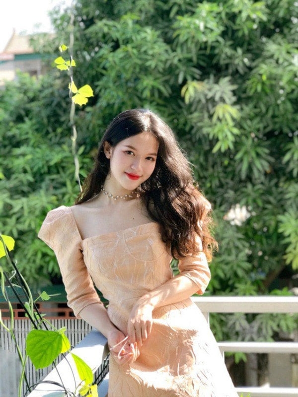 Thời gian gần đây, cư dân mạng đặc biệt chú ý đến cô giáo thực tập xứ Nghệ có tên Nguyễn Thị Thu Thủy bởi sở hữu nhan sắc hao hao Hoa hậu Đỗ Thị Hà.