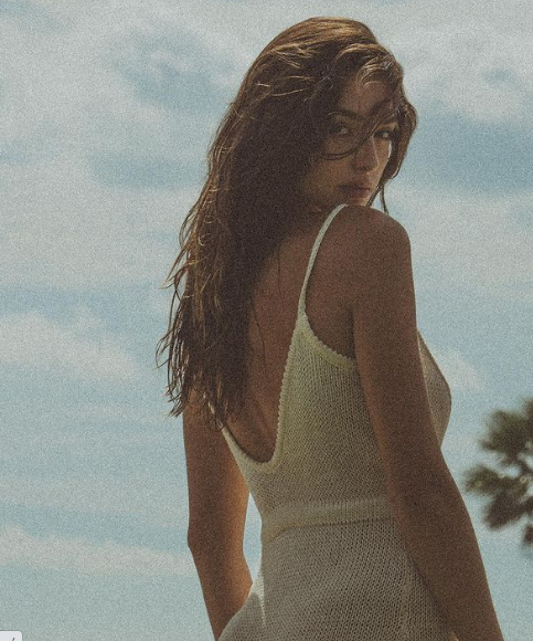 Không chỉ được yêu mến ở lĩnh vực người mẫu, hot girl sinh năm 1997 này còn thể hiện tài năng ca hát, sáng tác.