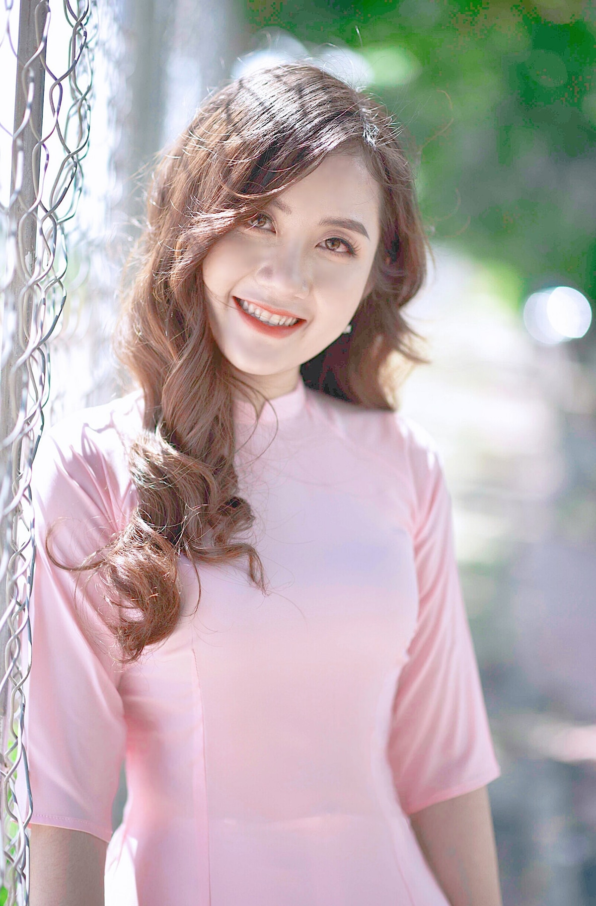 Cô nữ sinh xinh đẹp của Đại học Kiểm sát hiện là một tấm gương cho nhiều bạn trẻ noi theo.