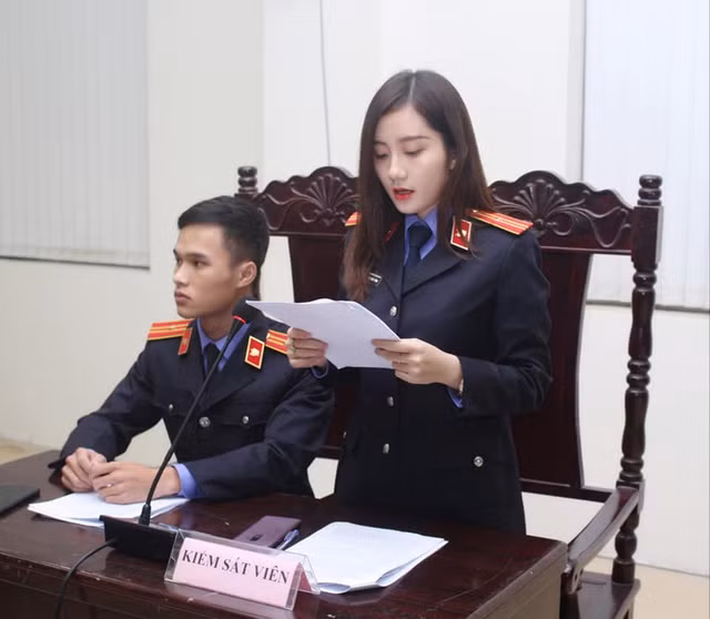 Những khoảnh khắc của nữ sinh 9x này được cư dân mạng rần rần chia sẻ bởi nhan sắc của cô xinh lung linh trong bộ đồng phục ngành.