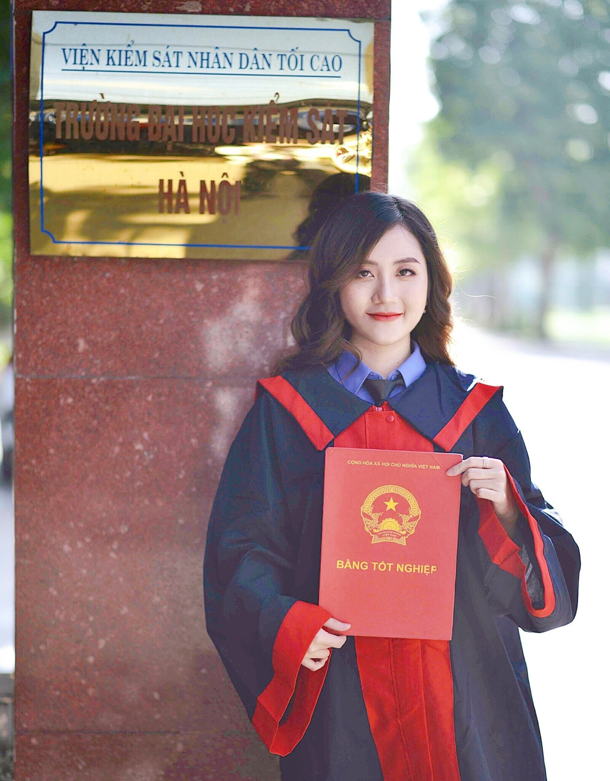 Được biết, Ngọc Thảo vừa qua đã xuất sắc trở thành thủ khoa tốt nghiệp của ĐH Kiểm sát Hà Nội. Gái xinh 9x cũng từng giữ chức Phó Bí thư Ban chấp hành Liên Chi đoàn khóa IV, Bí thư Chi đoàn K4L, Chủ nhiệm câu lạc bộ Sinh viên nghiên cứu khoa học, Trưởng nhóm truyền thông Ban học tập và nghiên cứu khoa học của trường.