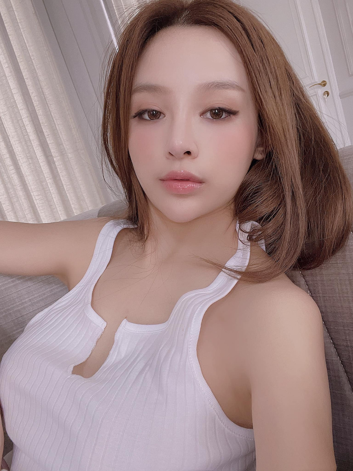 Theo dõi Huyền Baby trên mạng xã hội có thể thấy cô thường xuyên cùng bạn bè check-in ở những địa điểm sang trọng hạng nhất, hưởng những dịch vụ 5 sao.