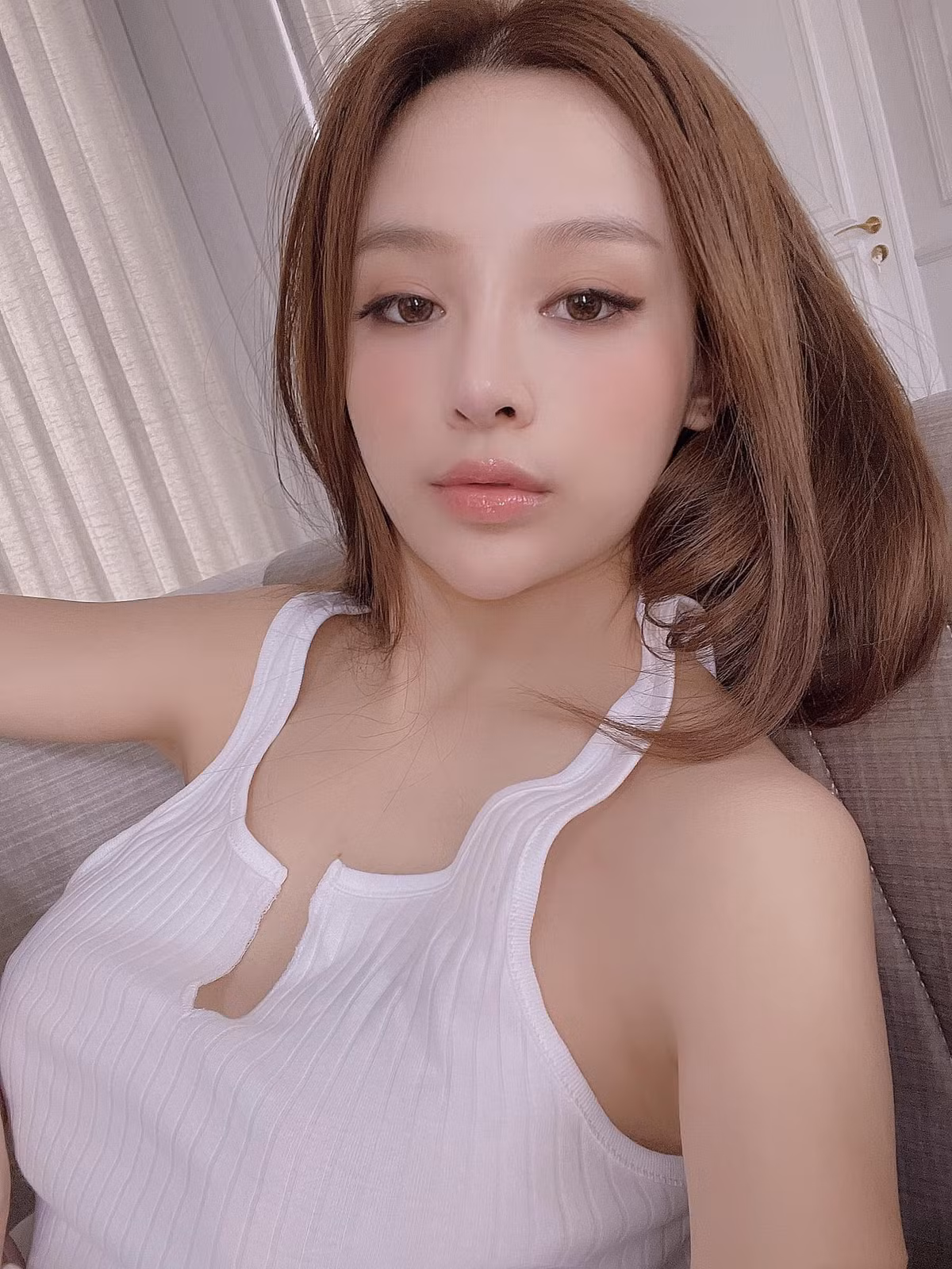 Theo dõi Huyền Baby trên mạng xã hội có thể thấy cô thường xuyên cùng bạn bè check-in ở những địa điểm sang trọng hạng nhất, hưởng những dịch vụ 5 sao.