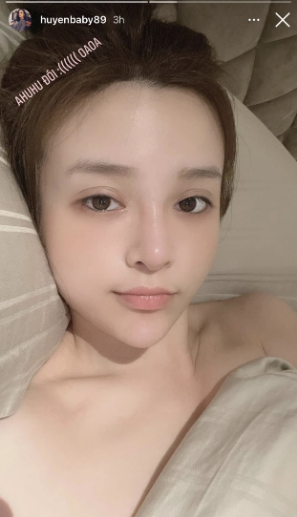 Làn da, đường nét khuôn mặt của Huyền Baby khiến hội con gái chưa chồng cũng phải trầm trồ vì trắng mịn không tì vết, gương mặt thon gọn, sống mũi cao thẳng,...