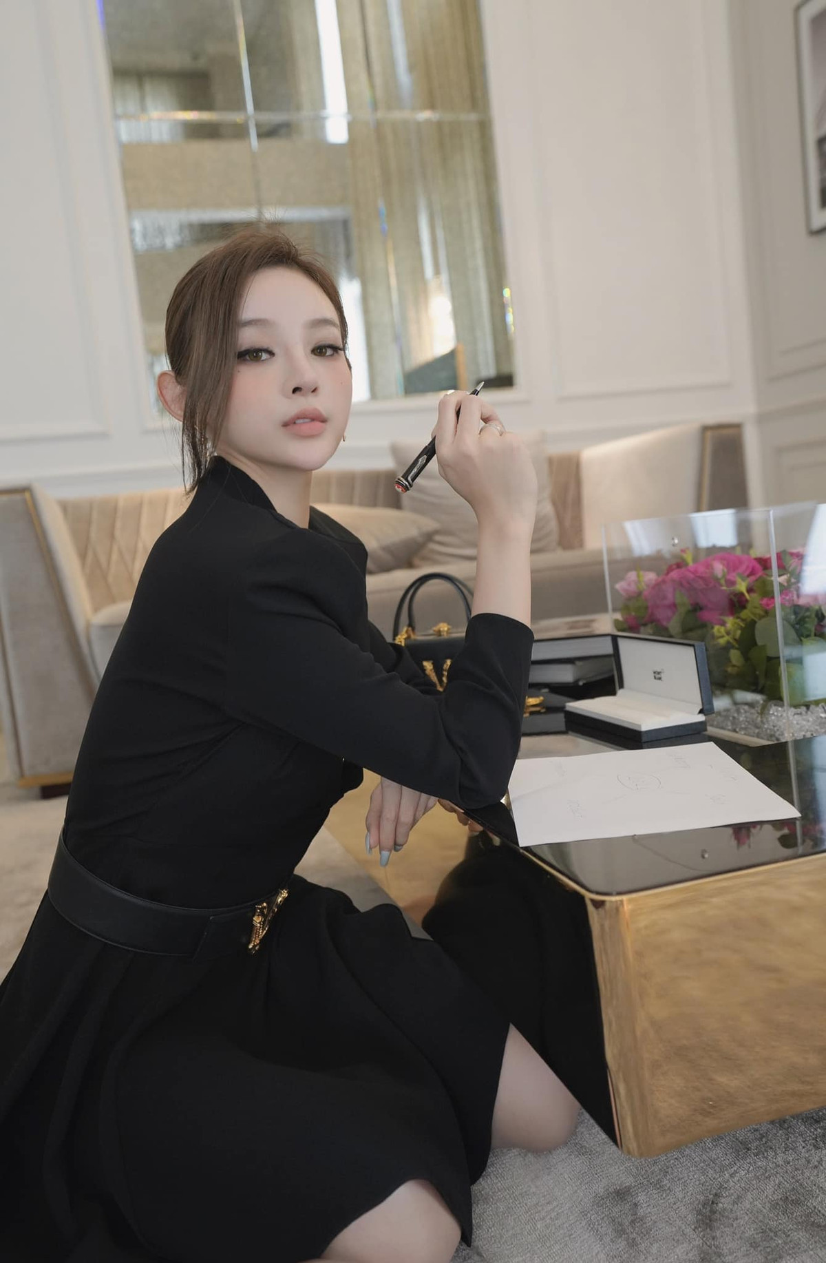  Huyền Baby là một trong những cựu hot girl đời đầu đình đám. Không chỉ có cuộc sống hôn nhân viên mãn, Huyền còn khiến bất cứ ai biết đến mình e dè vì nhan sắc vẫn xinh đẹp trường tồn với thời gian.