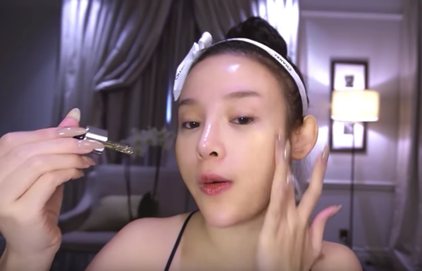 Ở những cảnh quay cận mặt, cựu hot girl vẫn cho thấy ương mặt cô ngày càng thon gọn, sống mũi cao hơn, sắc sảo hơn...