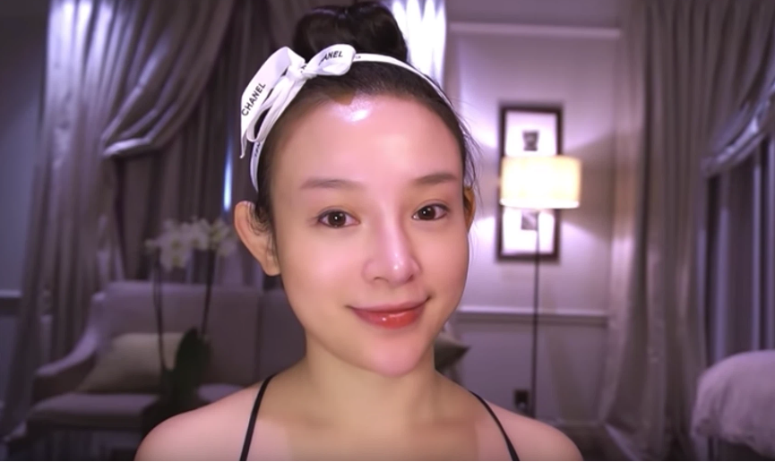 Trước đó Huyền Baby đã nhiều lần tự tin khoe mặt mộc không tỳ vết của mình. Vẻ đẹp của cô chính là sự trẻ trung sẵn có cộng với làn da trắng mịn màng không qua phần mềm chỉnh ảnh nào.