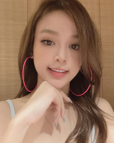 Dù trang điểm nhẹ nhàng hay trang điểm đậm thì phong độ nhan sắc của người đẹp 8x vẫn mãi trường tồn