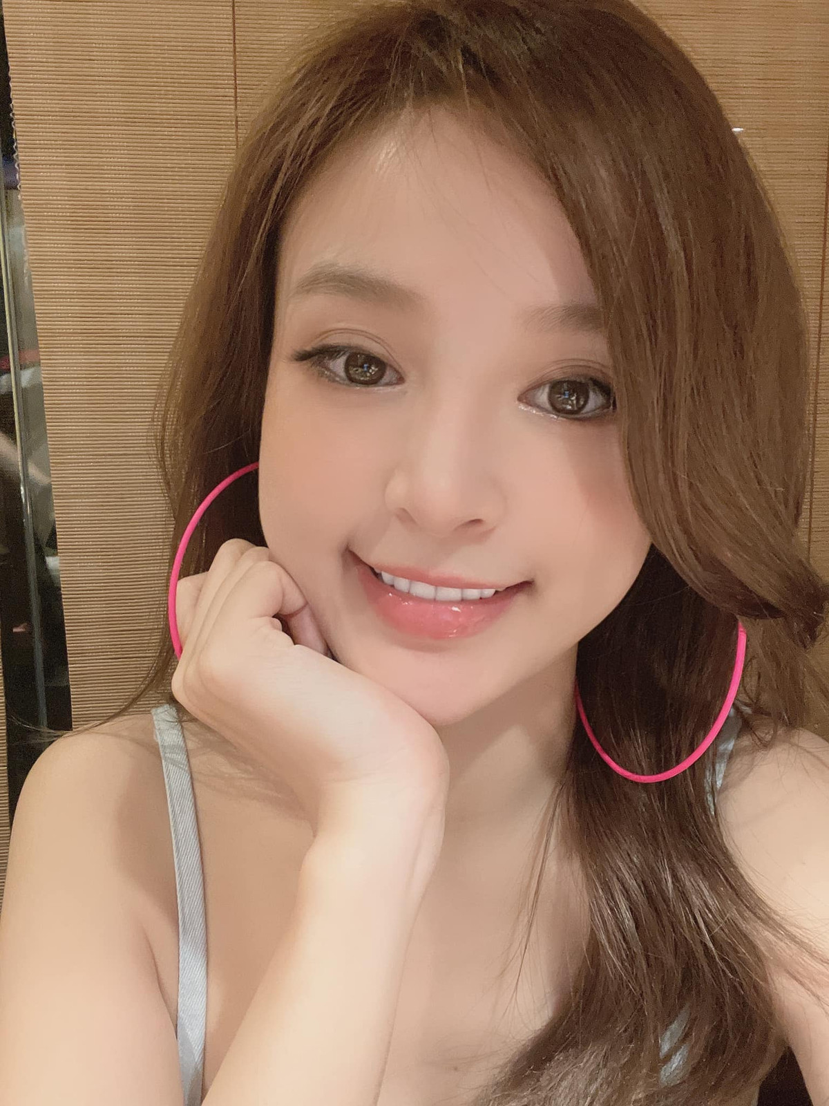 Những màn khoe mặt mộc của cựu hot girl trên MXH luôn là điều khiến hội chị em phải e dè. Chỉ đăng một vài tấm ảnh check-in nhẹ nhàng trước khi đi ngủ nhưng Huyền Baby vẫn khiến không ít người mê mẩn.