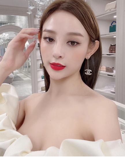 Nhan sắc đỉnh cao chưa đủ, cuộc sống sang chảnh hết nấc của Huyền đã cộng hưởng làm tôn lên vẻ đẹp như bà hoàng của hot girl đời đầu, khiến chị em chỉ biết trầm trồ mà ghen tị.