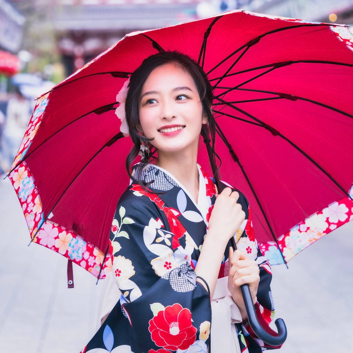 Được biết, cô nữ sinh ĐH Tokyo sẽ nhận được phần thưởng là một lần đóng chính trong quảng cáo truyền hình và số tiền 1 triệu yên (hơn 200 triệu đồng). Số tiền này được Kamiya dùng để đi du lịch cùng với bà nội.