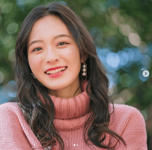 Cô sinh viên 20 tuổi nhận được cảm tình rất lớn vì có ngoại hình giống với nữ diễn viên phim truyền hình hàng đầu Satomi Ishihara, người nổi tiếng với vẻ đẹp ngọt ngào và tràn đầy sức sống.