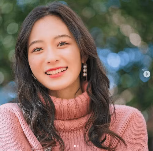 Cô sinh viên 20 tuổi nhận được cảm tình rất lớn vì có ngoại hình giống với nữ diễn viên phim truyền hình hàng đầu Satomi Ishihara, người nổi tiếng với vẻ đẹp ngọt ngào và tràn đầy sức sống.