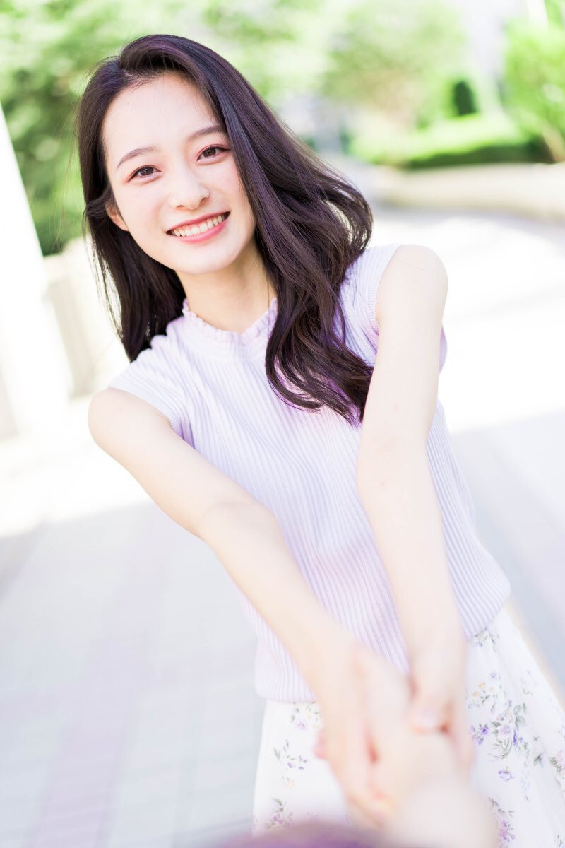 Trên trang cá nhân, Kamiya Asa thường xuyên chia sẻ hình ảnh đời thường với phong cách thời trang đa dạng. Thần thái rạng rỡ đúng tuổi của Kamiya Asa nhận nhiều lời khen của cư dân mạng xứ sở hoa anh đào.