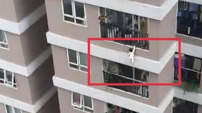 Chiều ngày 28/2, sự việc một bé gái rơi từ tầng 12 của một chung cư đã khiến cho cộng đồng mạng xôn xao. Điều may mắn đã xảy ra khi cháu đã thoát nạn thần kì nhờ sự cứu giúp của Nguyễn Ngọc Mạnh.