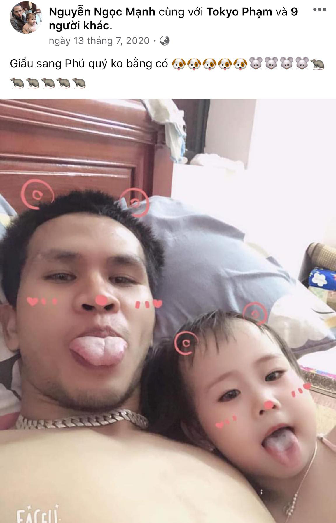 Anh thường xuyên đăng hình chụp với con gái nhỏ của mình và có những chia sẻ hết mực yêu thương vợ con, thể hiện sự chăm chỉ làm việc, được khách hàng yêu quý.