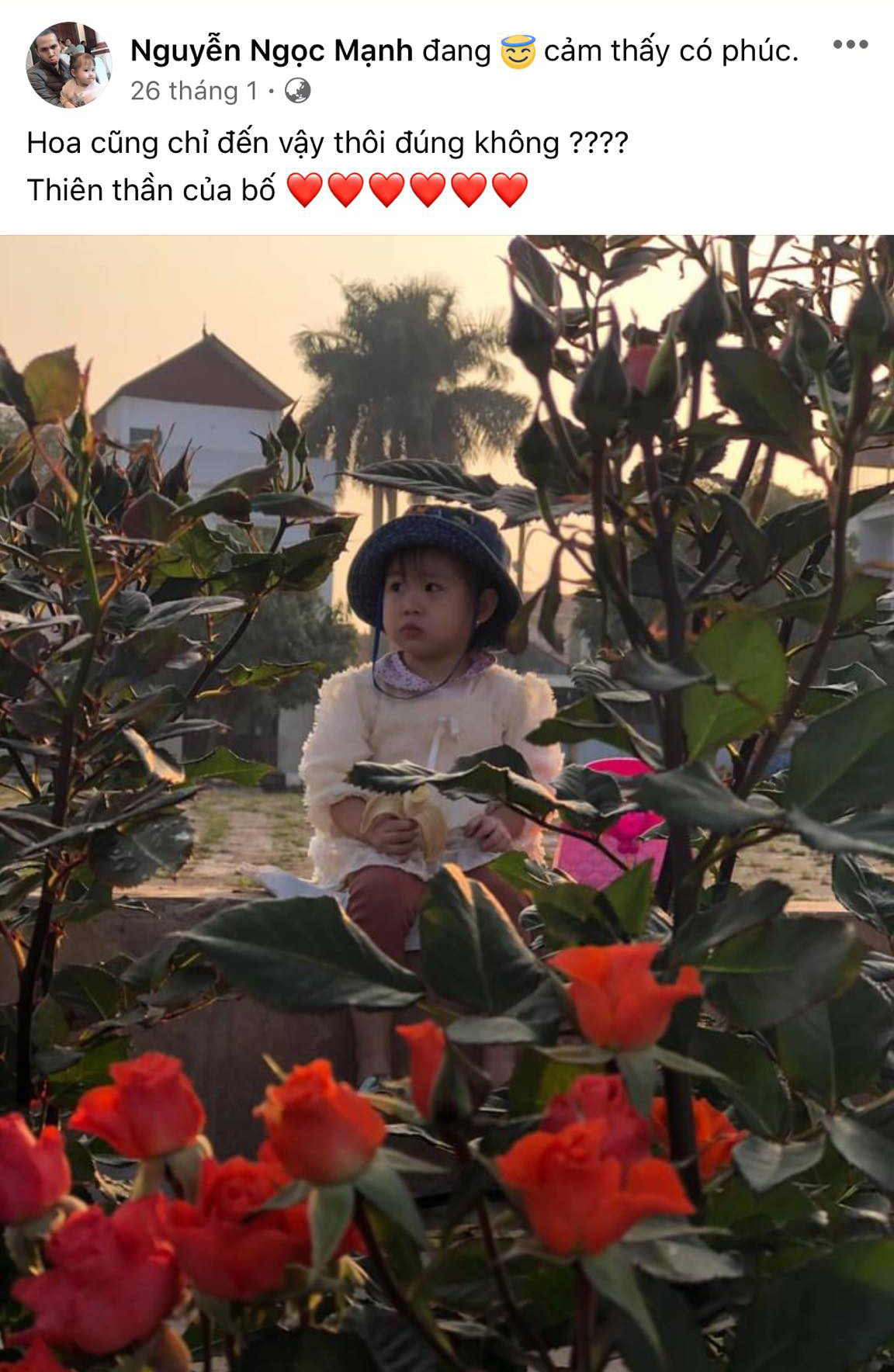 Được biết, ngoài thời gian lái xe tải chở hàng, khi rảnh rỗi, anh Mạnh dành nhiều thời gian chơi với con, học cùng con, chăm sóc con 2 nhỏ. Nhìn vẻ ngoài khá lạnh lùng nhưng ít ai biết rằng, anh chàng này lại là một người chồng, một người cha hết mực yêu thương gia đình.