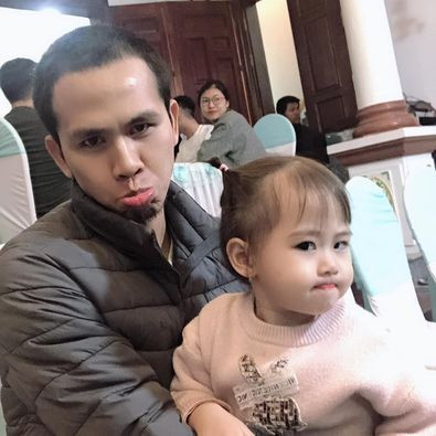 Theo dõi trang cá nhân của người hùng cứu cháu bé rơi từ tầng 12, nhiều người còn cảm phục và quý mến anh hơn bởi tình cảm mà anh dành cho gia đình nhỏ của mình.