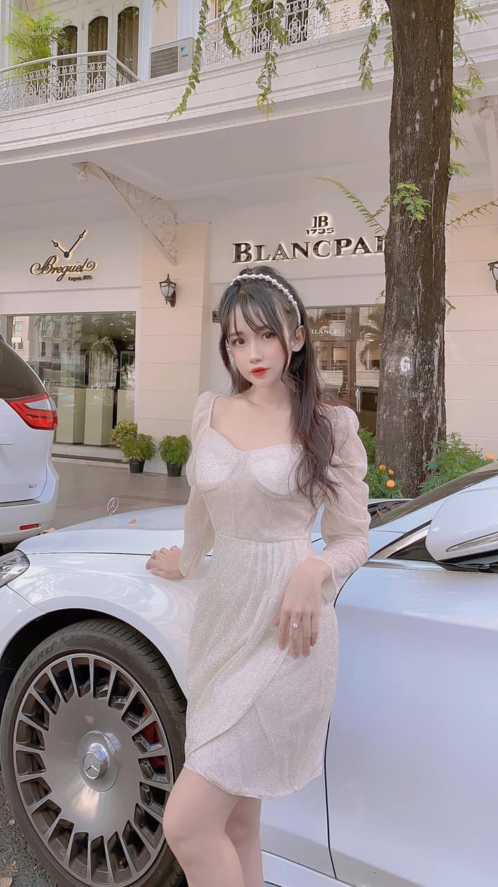 Vóc dáng thon gọn là điểm cộng giúp Thư dễ dàng theo đuổi phong cách sexy như ý muốn.