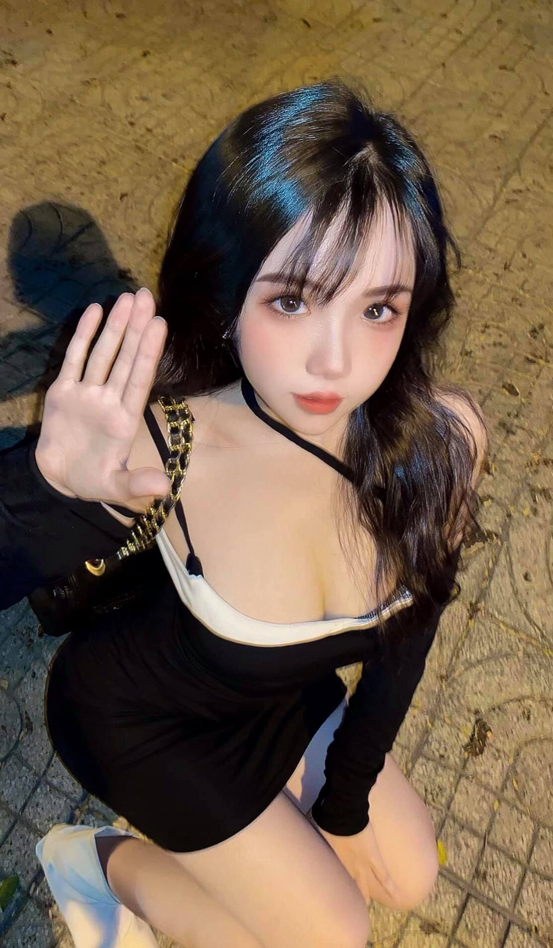 Hiện tại Anh Thư đang làm kinh doanh oline, được biết công việc này cô đã thử sức từ năm nhất Đại học.