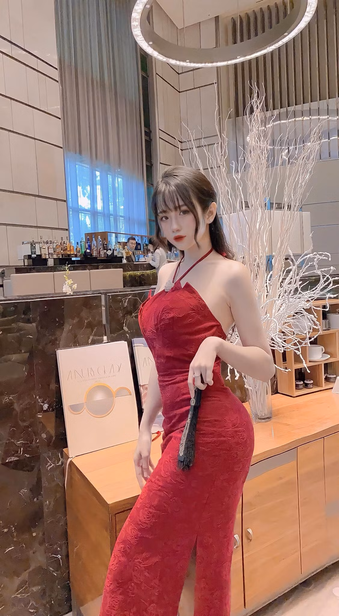 Trần Thị Anh Thư (sinh năm 1998, quê Bến Tre) hiện đang là cái tên khá nổi trên các diễn đàn chuyên đăng tải về trai xinh, gái đẹp.