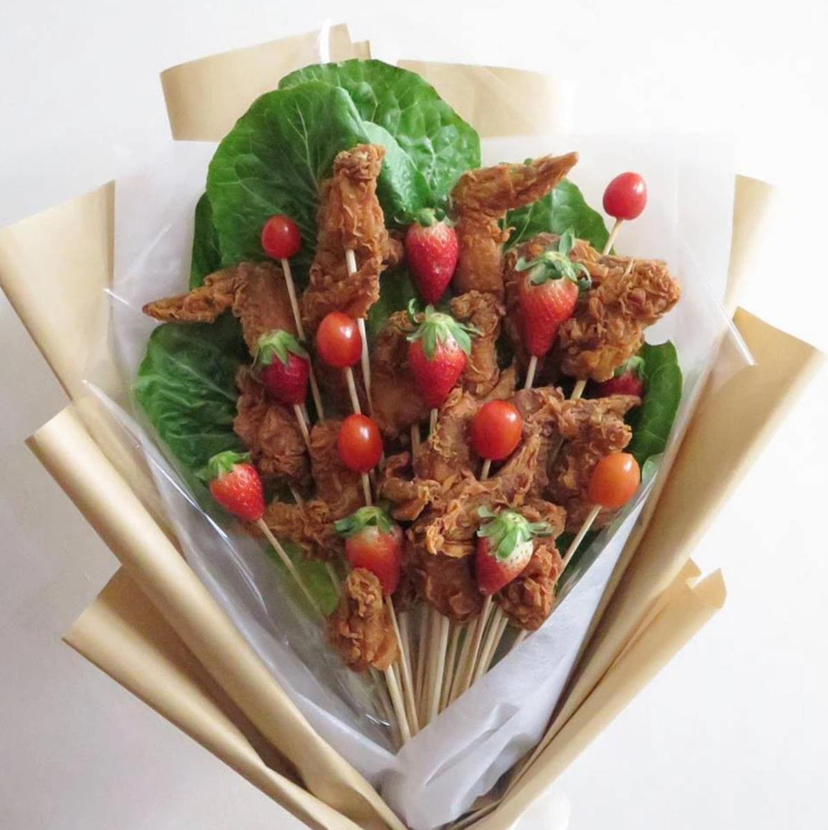 Nếu bạn cảm thấy tiếc và lãng phí khi phải vứt vào sọt rác những lẵng hoa héo, bó hoa làm từ trái cây và rau củ sẽ là lựa chọn hợp lý dành cho bạn nhân ngày Quốc tế phụ nữ năm nay.