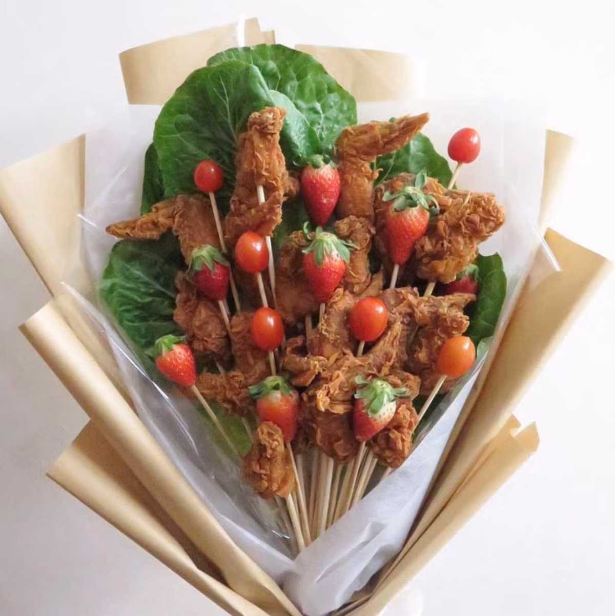 Nếu bạn cảm thấy tiếc và lãng phí khi phải vứt vào sọt rác những lẵng hoa héo, bó hoa làm từ trái cây và rau củ sẽ là lựa chọn hợp lý dành cho bạn nhân ngày Quốc tế phụ nữ năm nay.