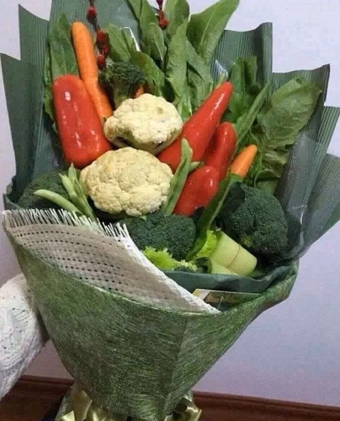 Cánh mày râu hoàn toàn có thể tự sáng tạo một bó hoa độc nhất vô nhị, vừa đẹp mắt, vừa ngon miệng hợp với gu người được tặng.