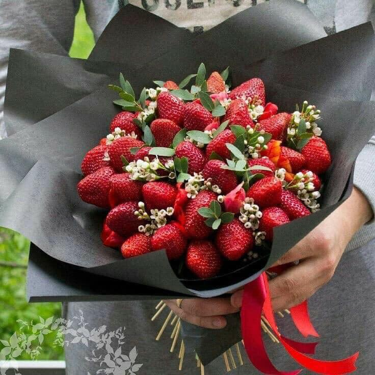 Dâu tây với vị chua chua ngọt được nhiều người yêu thích nên từ lâu, những bó hoa dâu tây đã chẳng còn xa lạ gì với hội chị em.