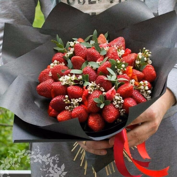 Dâu tây với vị chua chua ngọt được nhiều người yêu thích nên từ lâu, những bó hoa dâu tây đã chẳng còn xa lạ gì với hội chị em.