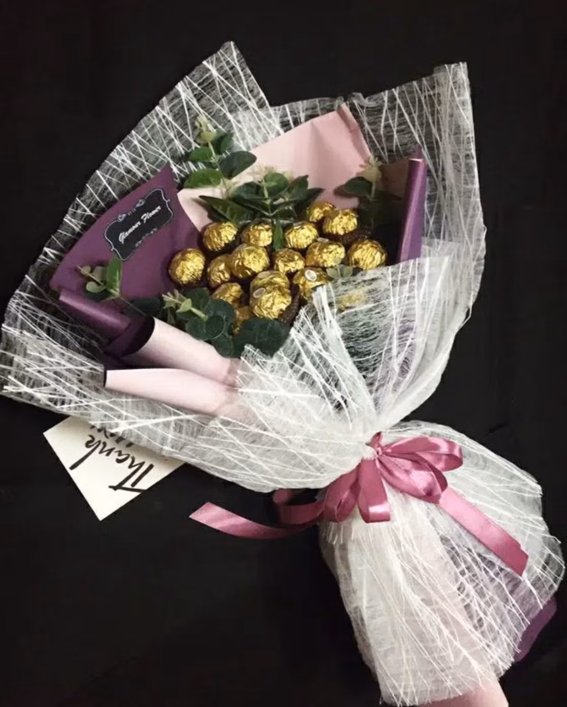 Thường thì hoa chocolate sẽ được nhiều người lựa chọn cho ngày Valentine. Nhưng với chị em thì ngày nào mà chẳng cần ăn và ngày nào mà chẳng cần chút ngọt ngào của tình yêu phải không?