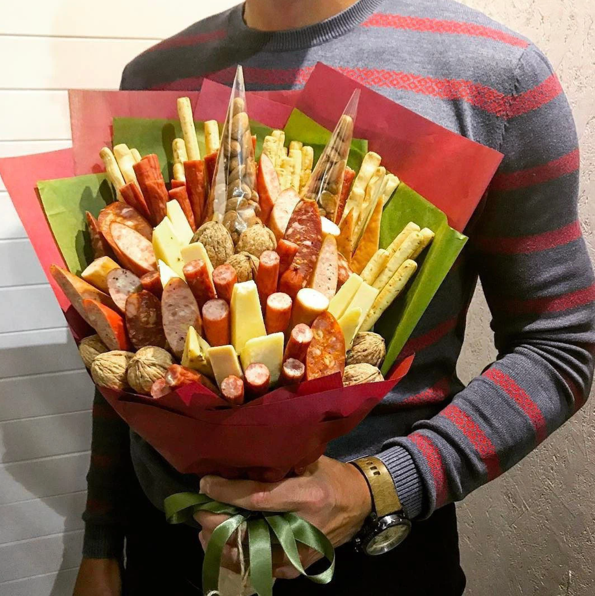 Những bó hoa đồ ăn đủ loại đã trở thành một món quà khiến nhiều chị em ao ước. Và một trong những nguyên liệu được ưa chuộng nhất là gà rán. Hơn nữa dùng gà rán sẽ dễ dàng hơn cho việc xiên thành que và bó lại thành một bó.