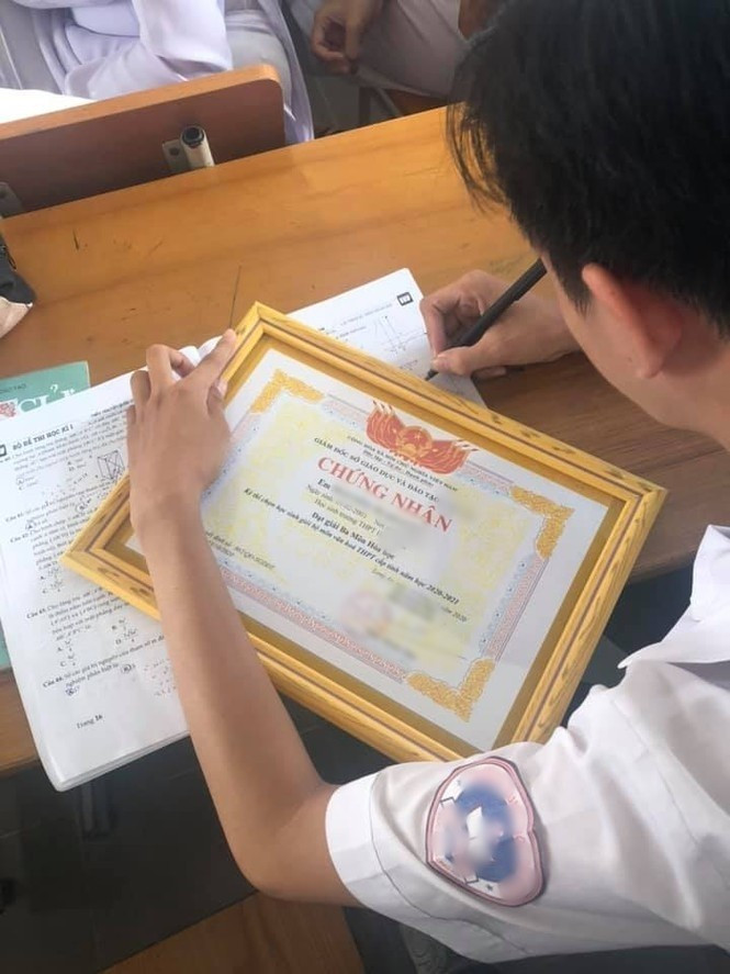 Không riêng gì vật dụng đắt tiền, nhiều cô cậu học trò còn lấy cả "vạn vật" xung quanh để thay thế thước kẻ một cách bất đắc dĩ. Đây là trường hợp khi học sinh giỏi quên mang thước, cậu sử dụng luôn bằng khen cho tiện.