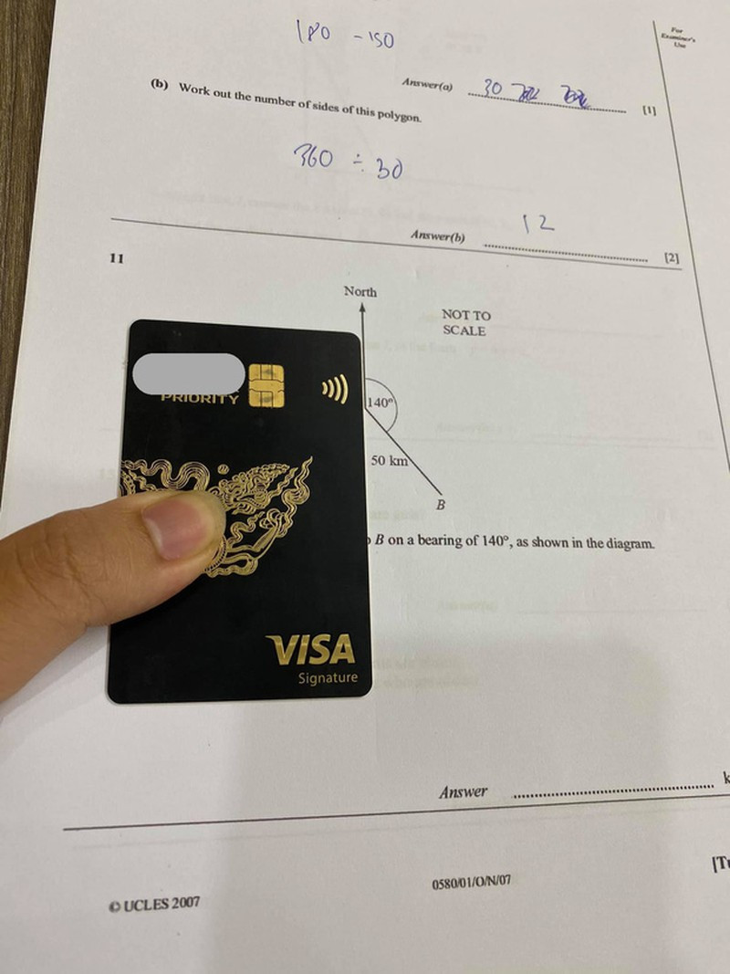 Mới đây, trên mạng xã hội xuất hiện câu chuyện về rich kid sinh năm 2004 lấy thẻ Visa Signature có hạn mức 2 tỷ đồng làm thước kẻ khiến cư dân mạng choáng váng. Vậy nên màn lấy thẻ ATM làm thước kẻ nói trên khiến nhiều người bàn tán xôn xao, bởi chỉ học lớp 11 mà đã có trong tay chiếc thẻ "quyền lực" này thì không biết gia đình còn "khủng" cỡ nào.