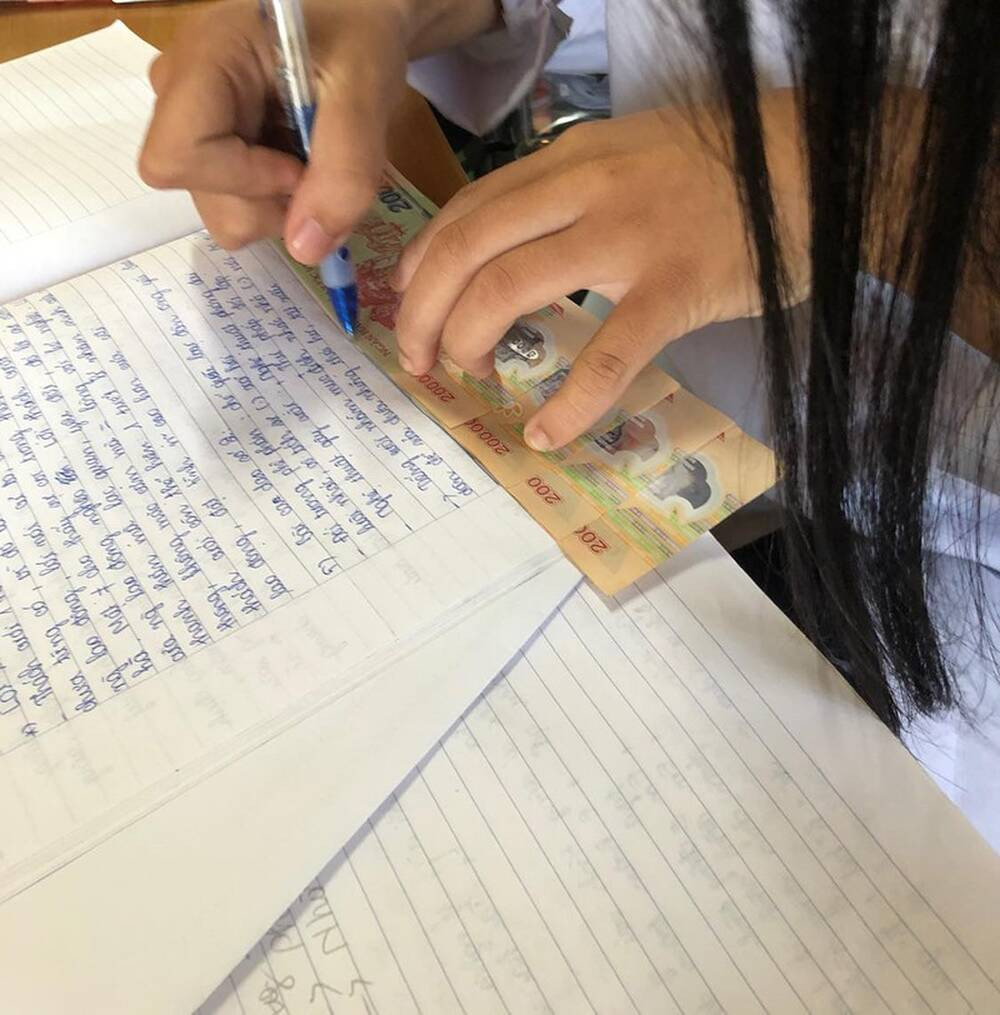 Tiền hay giấy tờ cá nhân cũng "bất đắc dĩ" trở thành dụng cụ "sống ảo" của các cô cậu học trò.