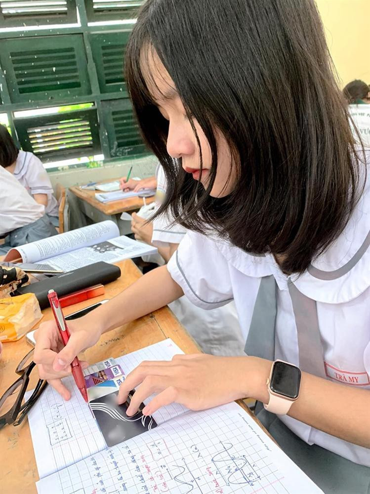 Có vẻ như đây là trào lưu mới trong giới học sinh sinh viên hiện nay, khi trước đó xuất hiện không ít trường hợp các cô cậu học trò đã sử dụng nào thẻ ATM, điện thoại,...thay thế thước kẻ.