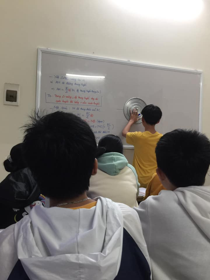 Cậu học trò đã sử dụng vung nồi thay thế cho chiếc comba để vẽ hình tròn khiến dân tình không khỏi tròn mắt về độ sáng tạo của học trò thời nay. Ảnh: Tổng hợp