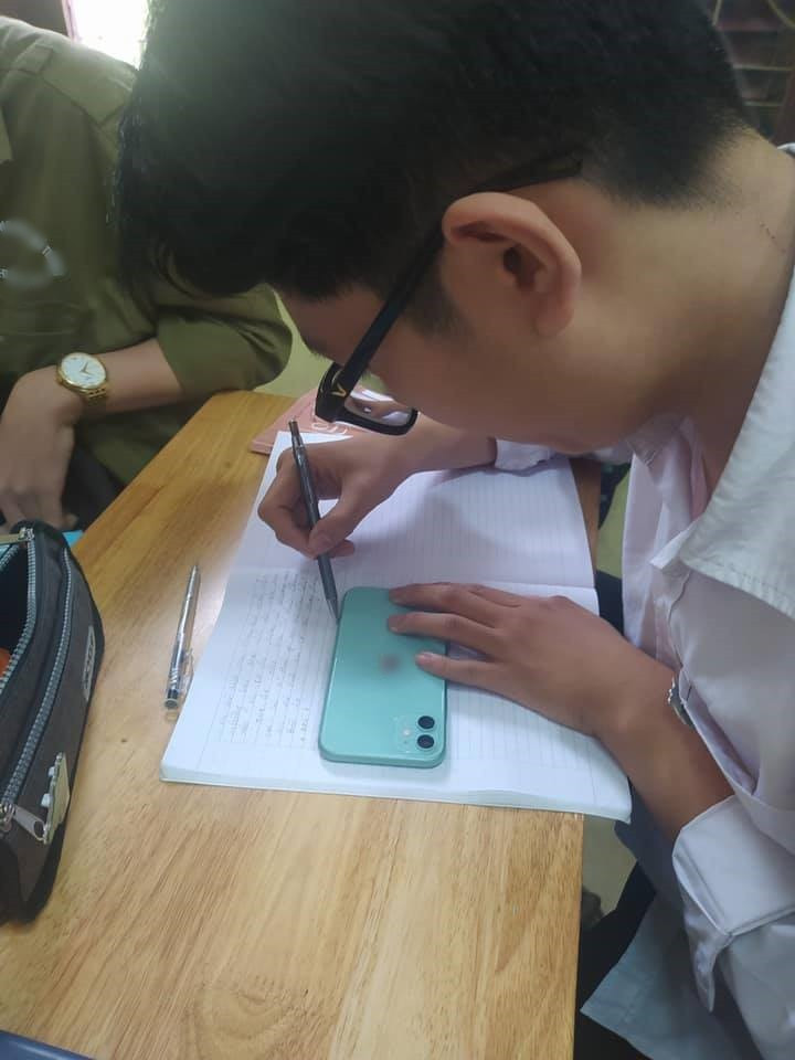 Thay vì sử dụng thước kẻ để làm bài tập hay học những môn như Toán, Địa lý, Vật lý thì các cô cậu học trò lại thay thế bằng loạt những vật dụng chứng minh độ "rich kid" của mình như smartphone.