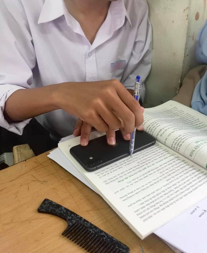 Cậu học trò này quả thực là rich kid khi sử dụng hẳn chiếc điện thoại để thay thế thước kẻ.