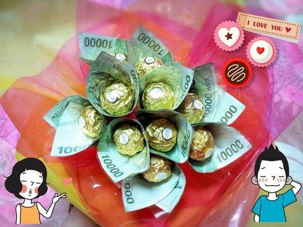 Ngoài tiền bên trong những bông hoa này còn là chocolate.