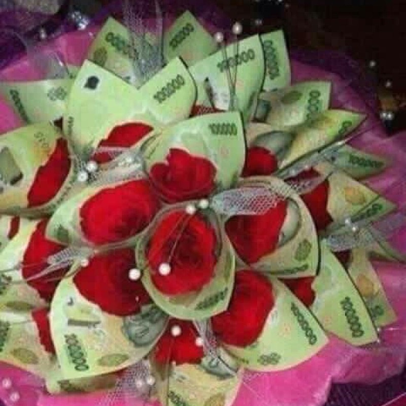 Những bó hoa "đồng tiền" này là thực sự là những bó hoa được làm bằng tiền mặt. Những tờ tiền được uốn, tạo dáng và bó thành những bó hoa độc đáo.