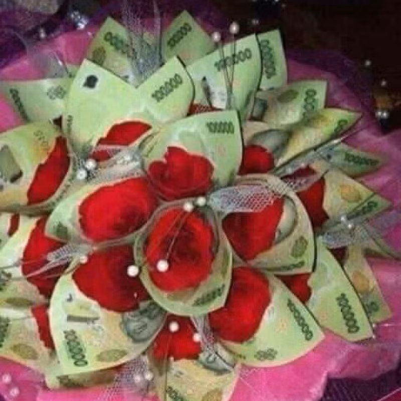 Những bó hoa "đồng tiền" này là thực sự là những bó hoa được làm bằng tiền mặt. Những tờ tiền được uốn, tạo dáng và bó thành những bó hoa độc đáo.