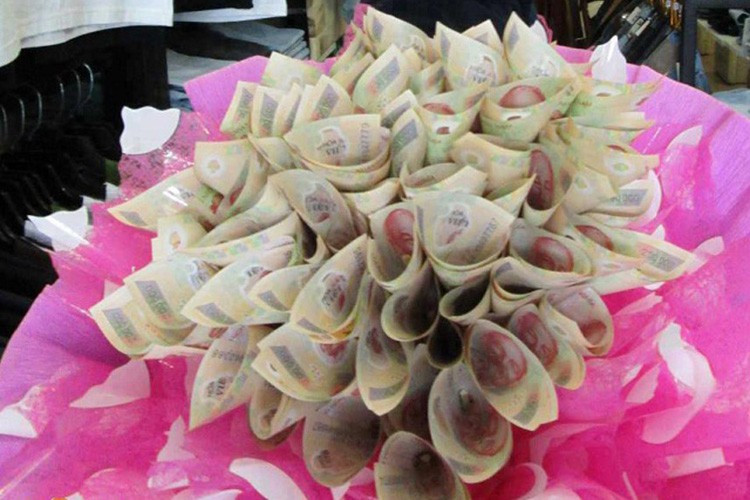 Vừa thiết thực lại ý nghĩa, những bó hoa "đồng tiền" đã làm mưa làm gió trong ngày 8/3.