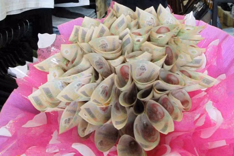 Vừa thiết thực lại ý nghĩa, những bó hoa "đồng tiền" đã làm mưa làm gió trong ngày 8/3.