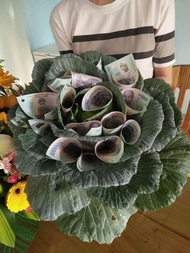 Đóa được gói từ những tờ tiền có mệnh giá từ 100.000 đồng - cao nhất là 500.000 đồng khiến nhiều chị em vui ra mặt ngày Quốc tế Phụ nữ.