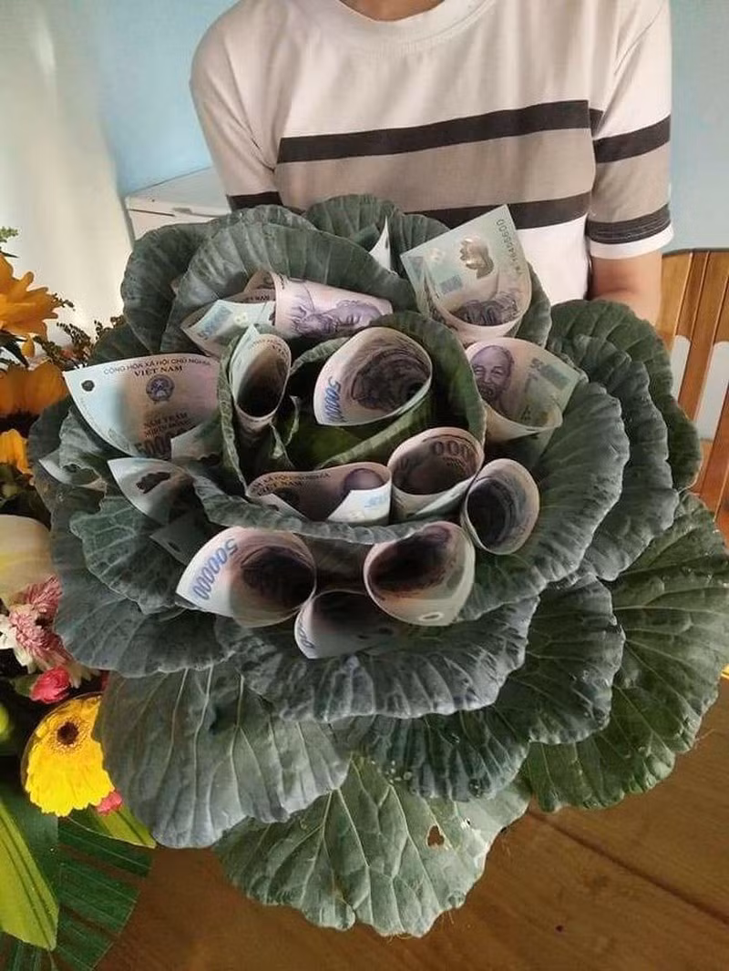 Đóa được gói từ những tờ tiền có mệnh giá từ 100.000 đồng - cao nhất là 500.000 đồng khiến nhiều chị em vui ra mặt ngày Quốc tế Phụ nữ.